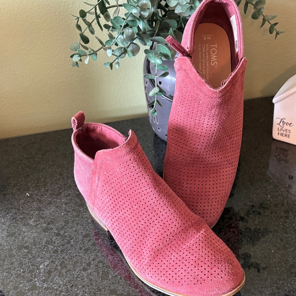 6/$20 TOMS Burgundy Perforated Suede Ankle Booties Inside Side Zip 8